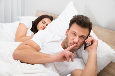 Làm gì khi phát hiện chồng nhắn tin với gái?